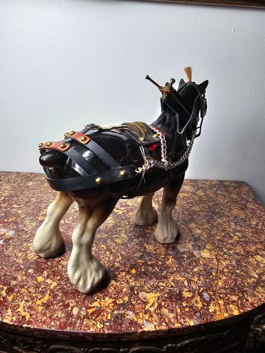 Duży piękny ceramiczny koń "Duchy pottery" z uprzężą Anglia 26 cm