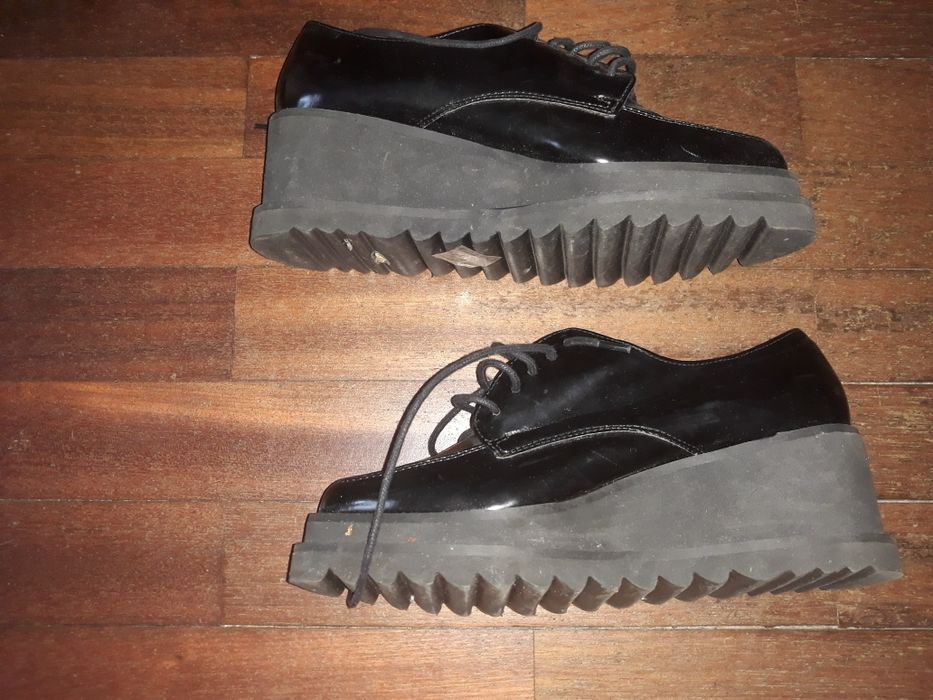 Sapatos pretos de verniz