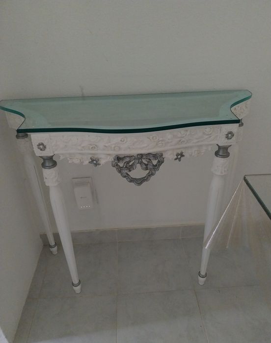 Mesa estilo credencia com tampo em vidro