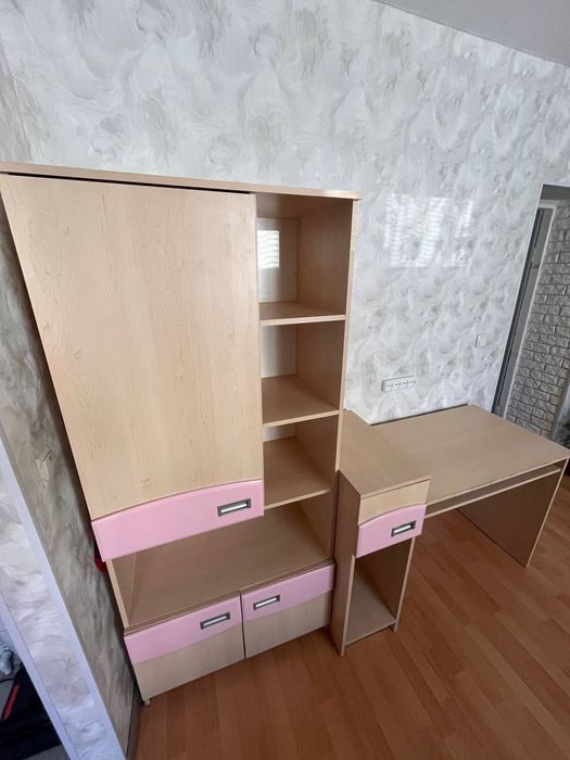 Шкаф зі столом в гарному стані.