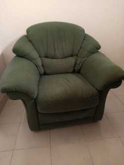 Mesa jantar. redonda, extensivel, madeira de boa qualidade, e 2 sofas cor verde...