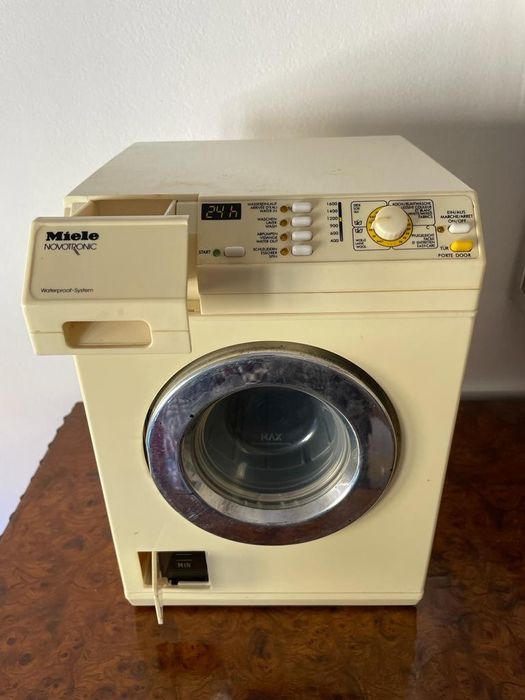 Máquina de lavar roupa Miele/ brinquedo em miiniatura