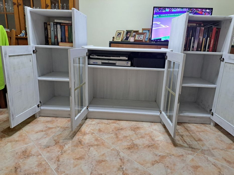 3 móveis em pinho pintados de branco branco