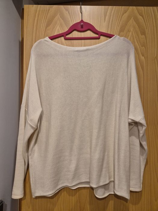 Camisola creme e dourada, da marca RUGA