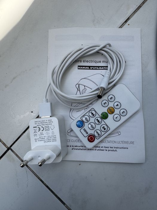 Baloiço elétrico para bebé, espreguiçadeira para bebé, 5 velocidades  com rede mosquiteira e comando bluetooth .