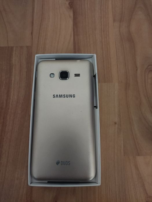 Телефон самсунг j3