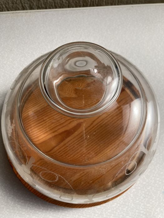 Queijeira com base em madeira