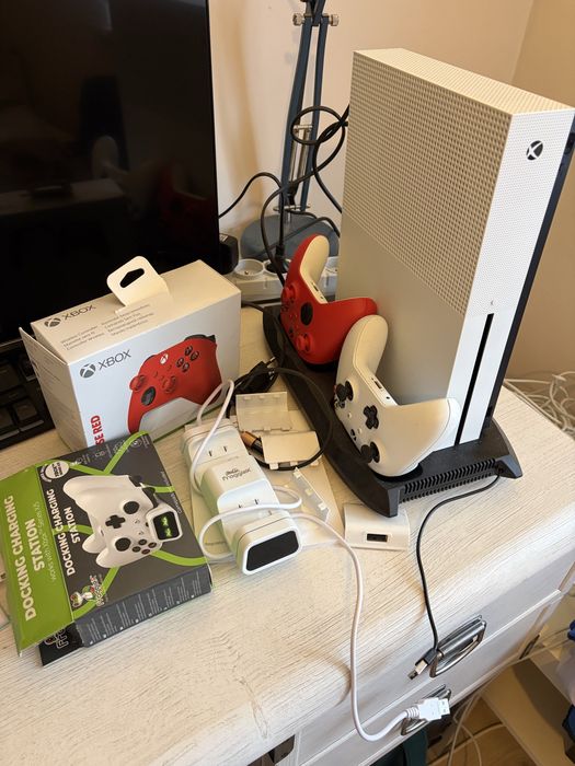 Microsoft Xbox One S 1T dwa pady stacja chlodzaca ładowanie padów