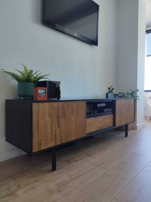 Móvel de sala em madeira maciça