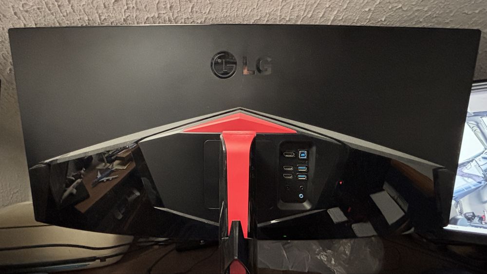 Monitor Gaming LG 34UC79G-B. Ele tem uma resolução de 2560x1080 (UltraWide FHD) e uma taxa de atualização de 144 Hz, com painel IPS.
