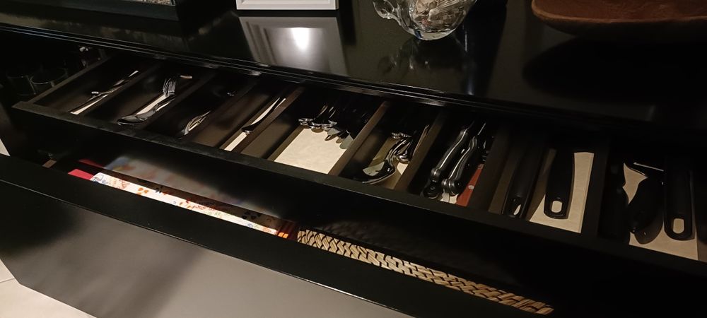 Mobília de sala de jantar ( Mesa, Cadeiras e Aparador)