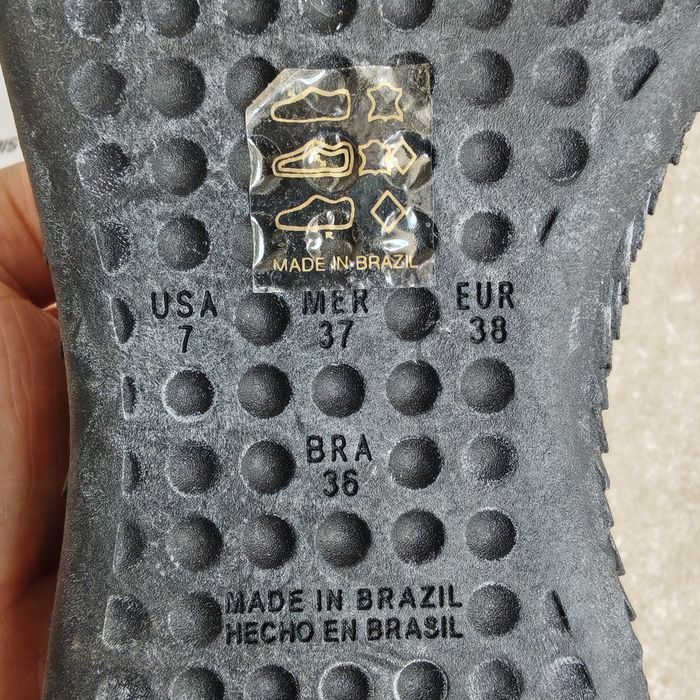 Sapatilhas novas em pele