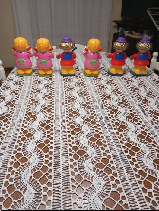 Vendo estes 6 bonecos muito bonitos bom estado
