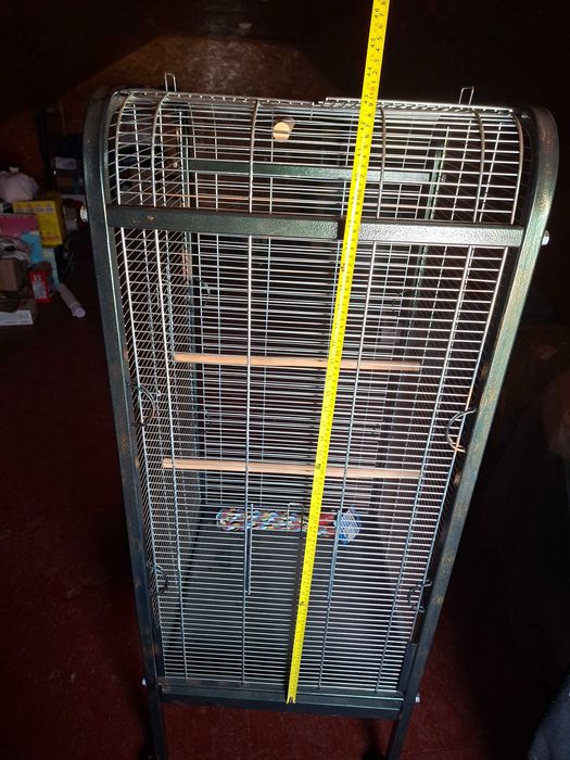 Вольєр на колесах з жердинами для великих птахів