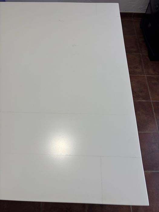 Mesa branca de sala de jantar
