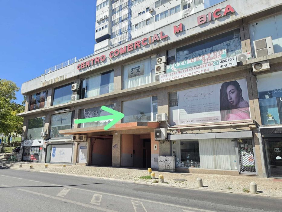 Loja para arrendar no centro de Almada — 37 m² e montra para a rua