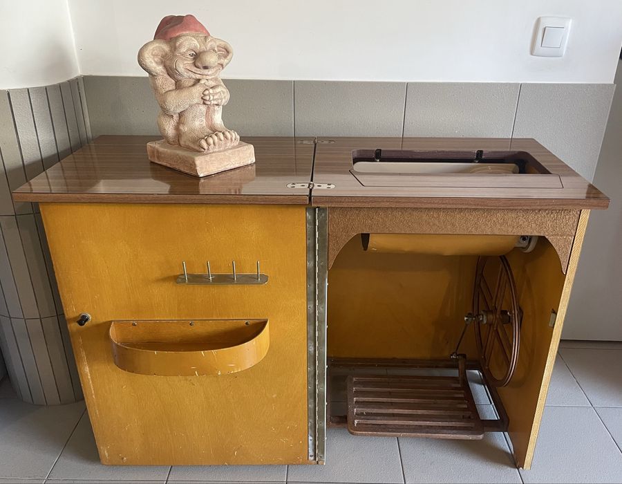 Máquina de costura Singer de 1961. Vários pontos e a trabalhar
