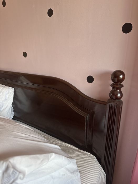 Cama de casal de madeira