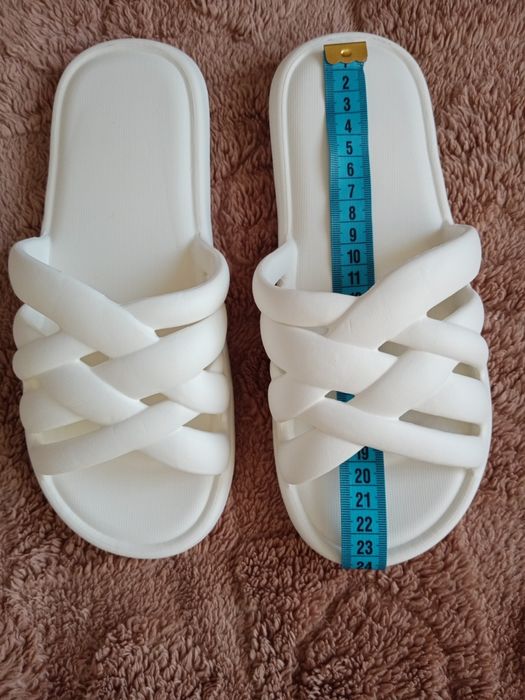 Шлепанцы на лето ,белые