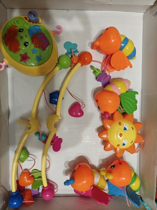 Мобиль пчёлки яркий