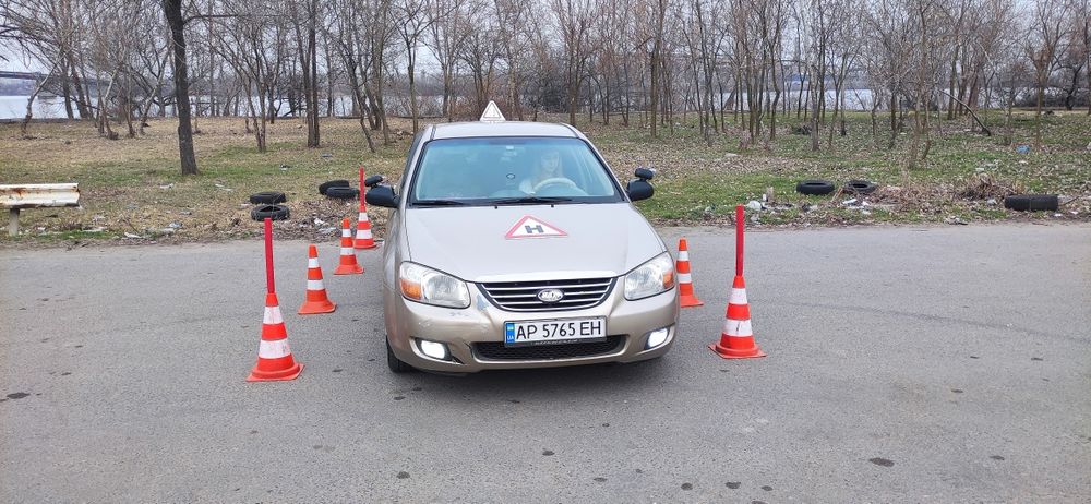 Інструктор з водіння, автоінструктор.