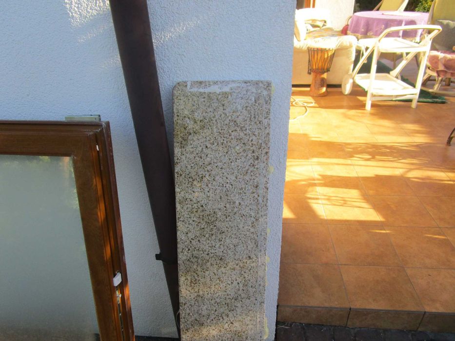 okno pcv kolor orzech plus  zaluzja zewn plus dwa parapety granitowe