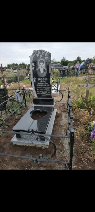 Пам'ятники Воєнним, ограды, комплексы .