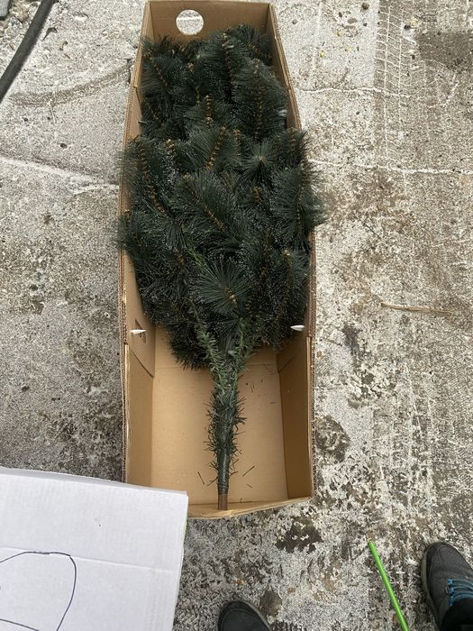 Ялинка іскуствиння на підставці