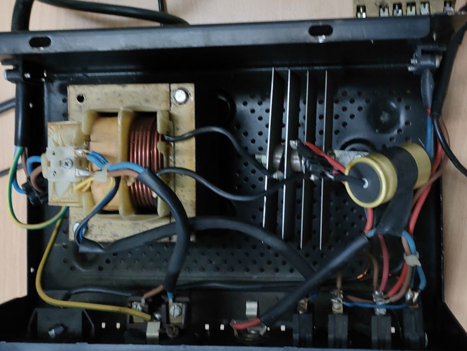 Elektroblok  Chateau CC-10A 230V/12V zasilacz / przetwornica  Chateau Caravan (przetestowany)