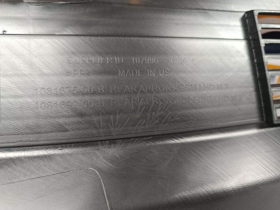 Підкапотний пластик жабо боксу задній Tesla Model 3 1081675-00-B