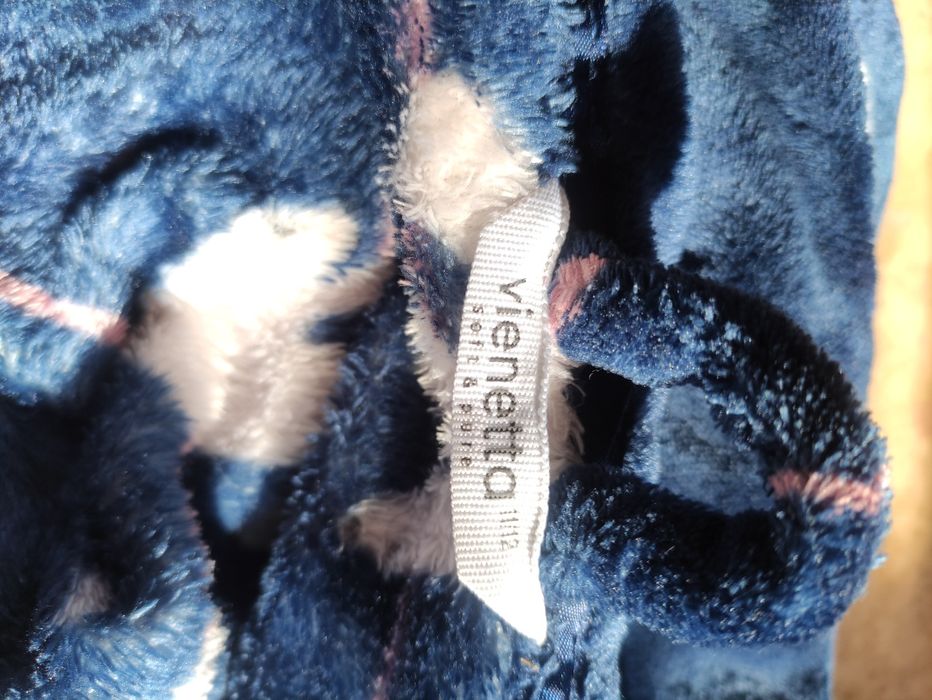 Niebieski szlafrok z kapturem, ozdobiony białym wzorem w misie polarne