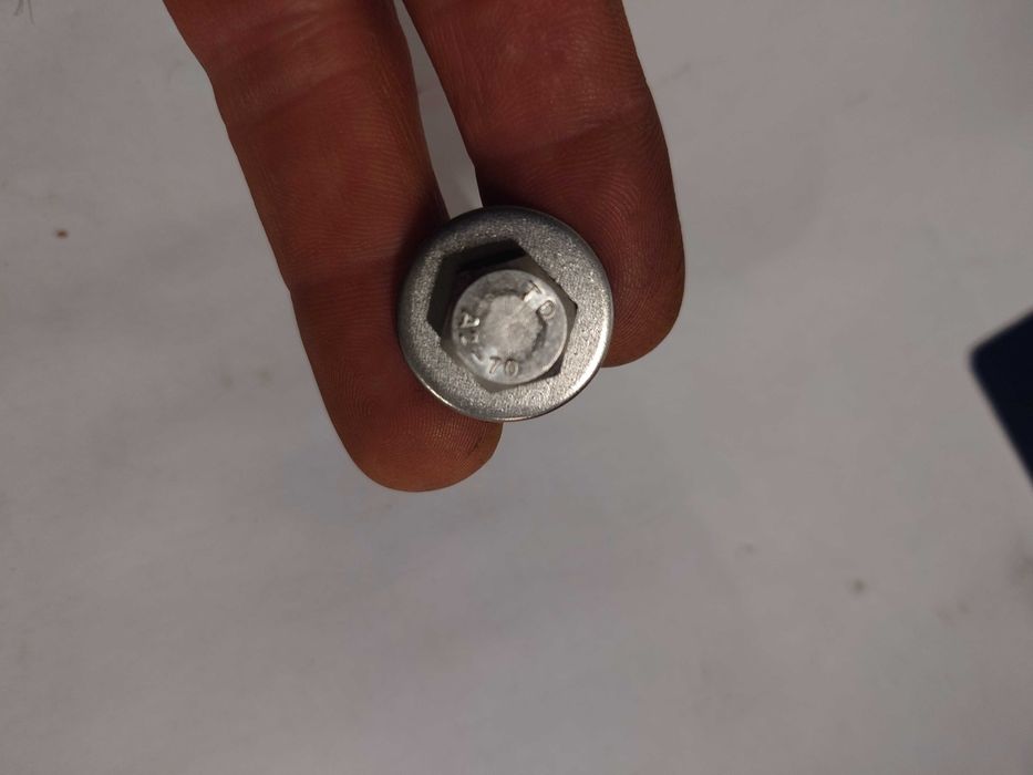 Śruby kwasoodporne ,nierdzewne  M8x25 , 8x45 podkładką 
i nakrętką.