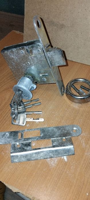 Продам врезной замок-защолка для входных дверей калитку.