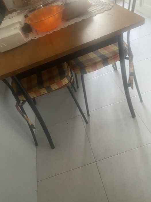 Mesa de cozinha e 4 cadeiras