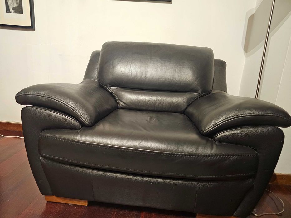 Sofa de dois lugares mais um de um lugar em pele