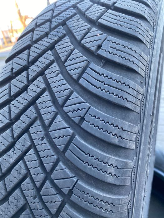 Продам зимнюю резину Hankook Winter IceptRS3 215 65 R16