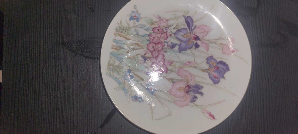 Prato Decorativo Japonês – Porcelana Pintada (Íris e Orquídeas)