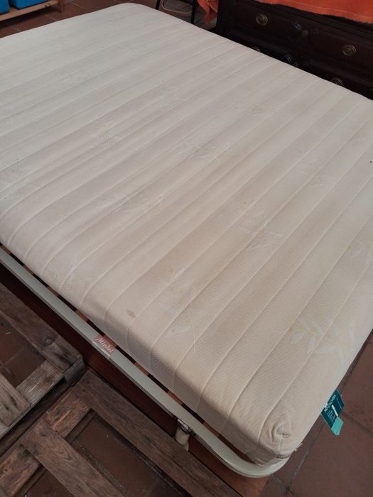 Cama de casal sem cabeceira