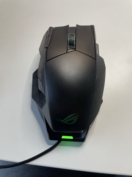 Rato Gaming ROG SPATHA wireless com base e caixa de transporte.