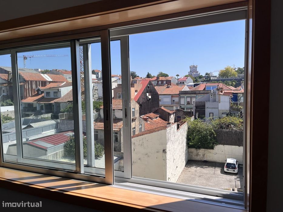 Apartamento T2 com 2 casas de banho e garagem
