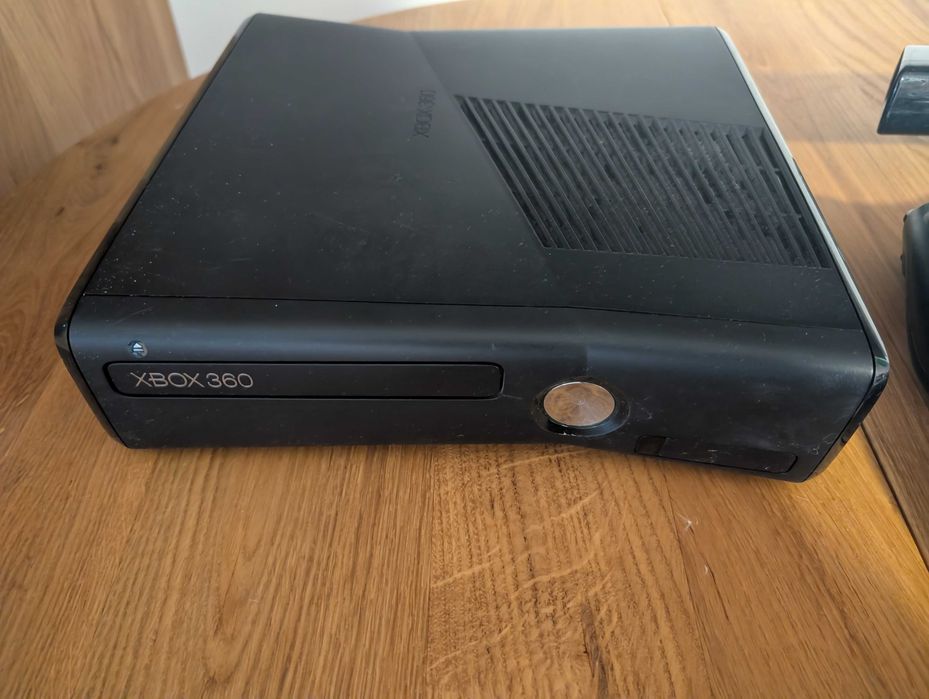 XBOX 360 + 4 pady + kinnect + gry + klawiatura do pada