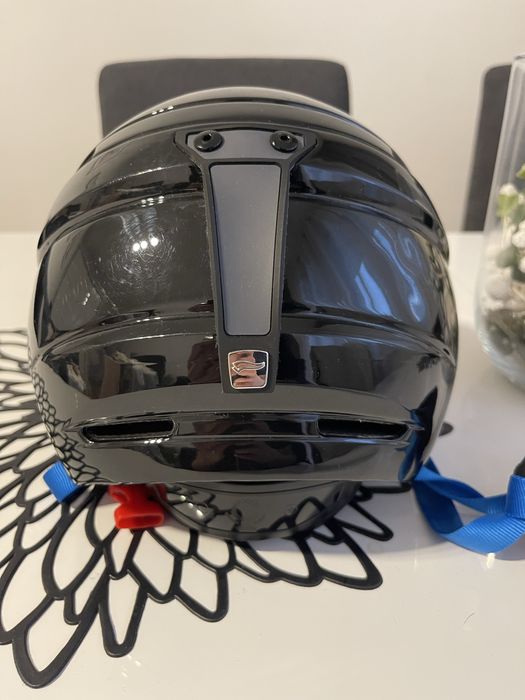 Kask narciarski.