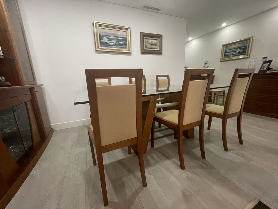 Mesa de jantar e 6 cadeiras