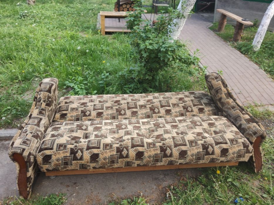 Продам диван з незначними пошкодженнями.