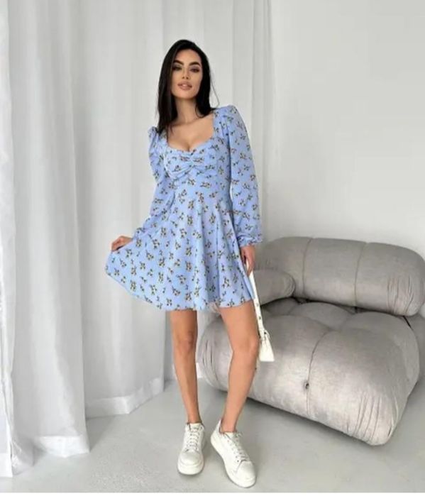 Тендітна жіноча сукня