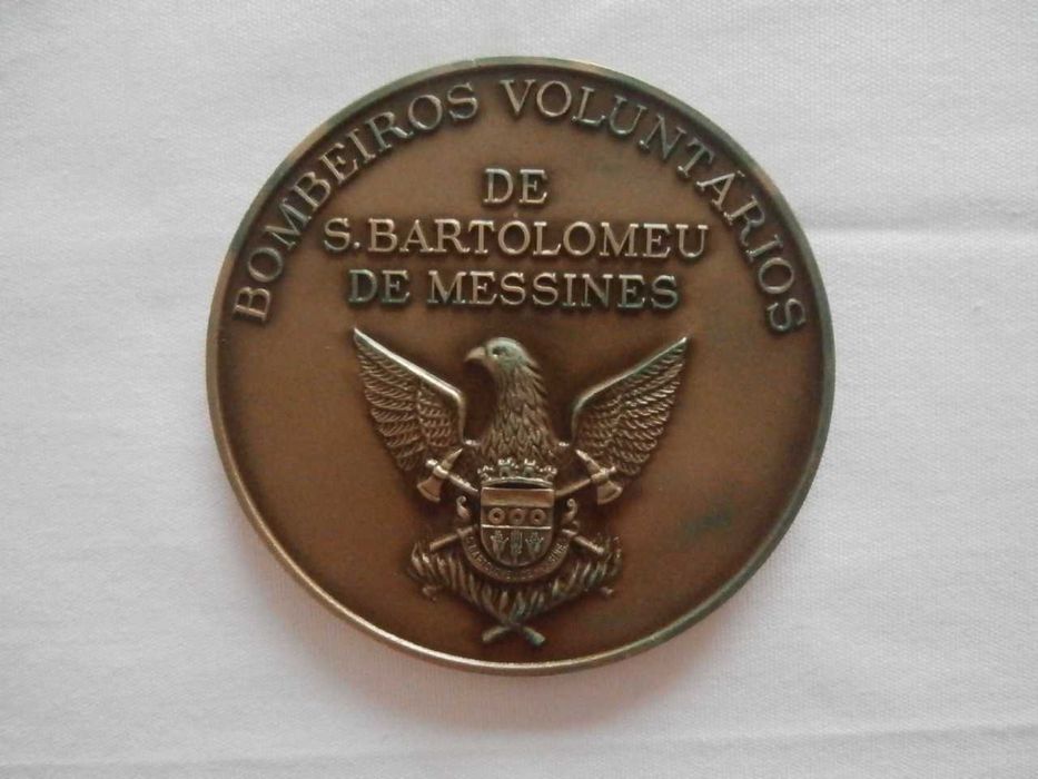 Várias medalhas de bombeiros