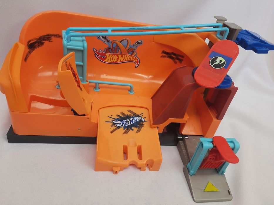 Ігровий набір hot wheels трек "трюки в місті"