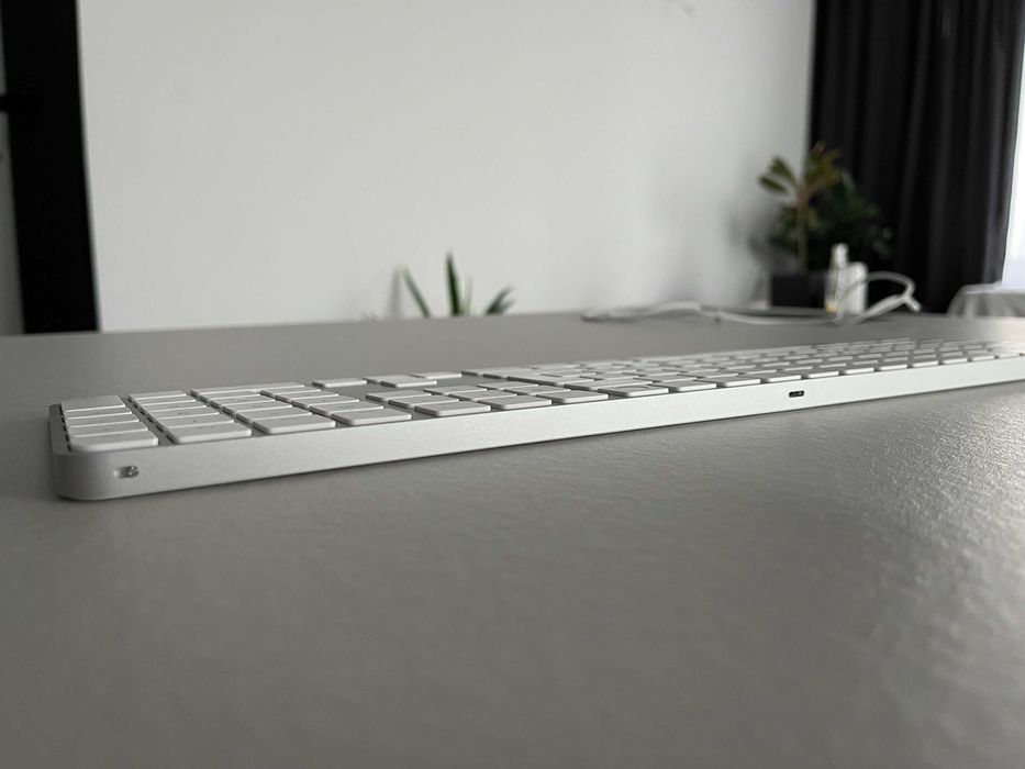 Apple Magic Keyboard z Touch ID i Numpad A2520