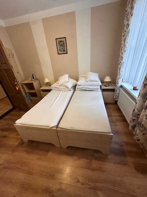 Drewniane (płyta) łóżko hotelowe z materacem – 17 sztuki