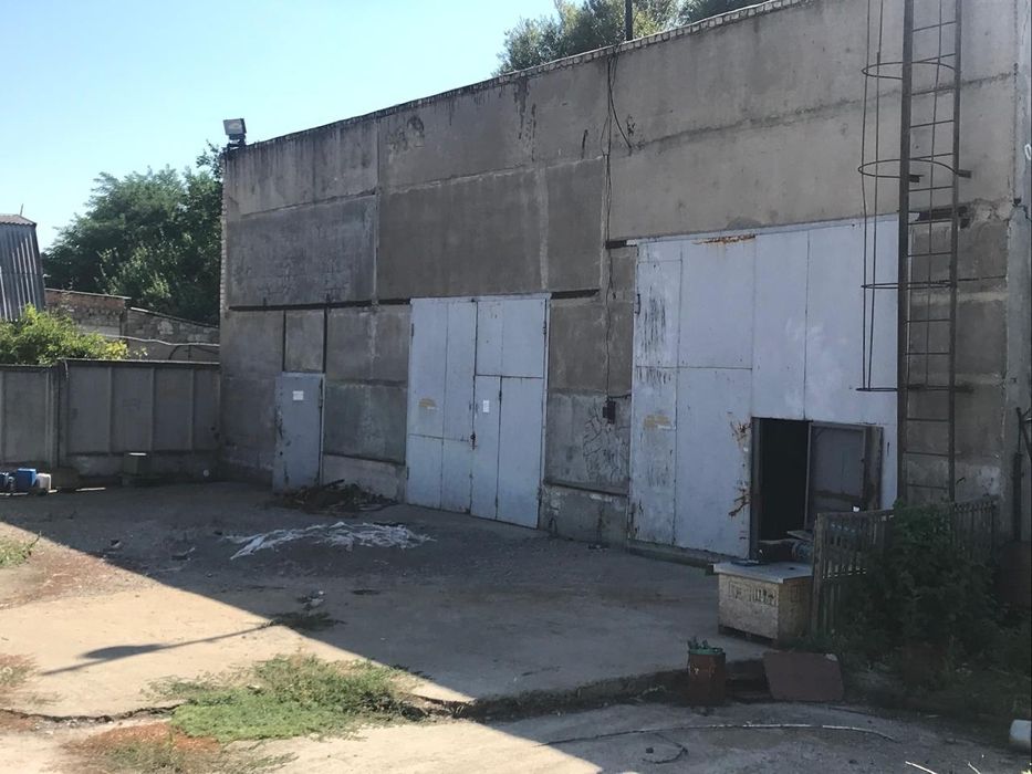 Нежитлова будівля з великою територією